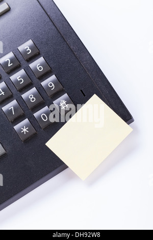 Memo post it messaggio sul telefono in ufficio oggetto promemoria business Foto Stock