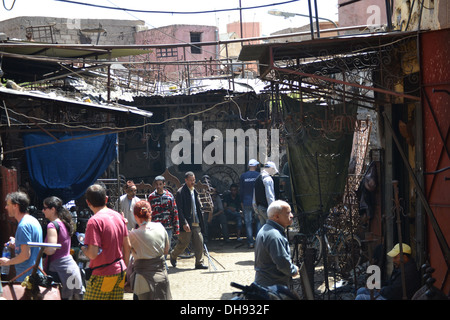 Il metallo la sezione lavori dei souk di Marrakech. Foto Stock