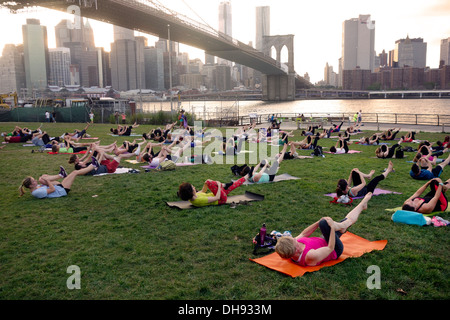 Yoga nel ponte di Brooklyn Park Foto Stock