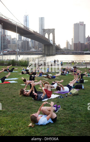 Yoga nel ponte di Brooklyn Park Foto Stock