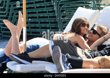 Lucy Hale di ABC "piuttosto poco bugiardi' e attore Chris Zylka got accoglienti gli uni con gli altri durante un servizio fotografico a Bongo Bikini Foto Stock