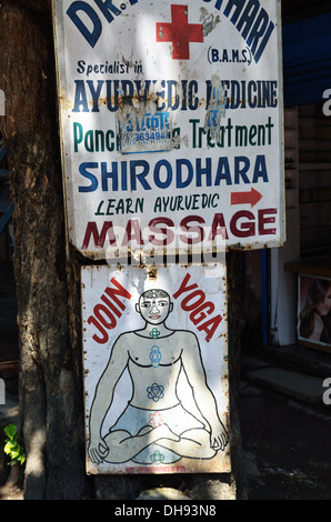Indicazioni su un albero, Rishikesh, India Foto Stock