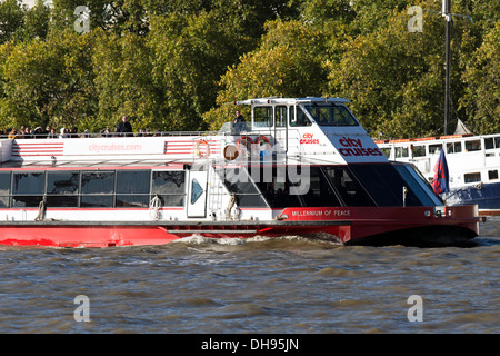 Millennio di pace uno dei City Cruises imbarcazioni turistiche sul fiume Tamigi, Londra, Regno Unito. Foto Stock