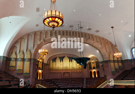 Interno della chiesa e nel santuario con organo a canne costruito in stile bizantino di architettura Foto Stock