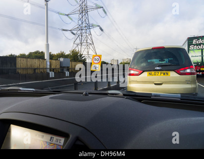 Vauxhall insignia auto, mostrando costruito in sat nav fermo ingorgo sull'autostrada m6, Birmingham Foto Stock