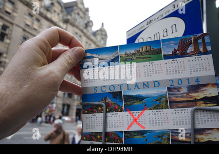 Una Scozia 2014 cartolina evidenziando la data del referendum per l indipendenza scozzese votazione. Foto Stock