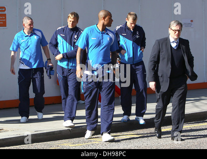 Jussi Jaaskelainen David Meteo e Zat Knight con il coaching personale di visitatori arrivano a Londra il torace ospedale per vedere il calciatore Foto Stock