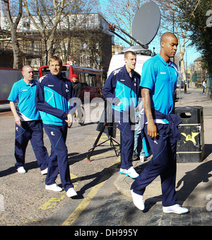 Jussi Jaaskelainen David Meteo e Zat Knight i visitatori che arrivano a Londra il torace ospedale per vedere il calciatore Fabrice Muamba chi Foto Stock