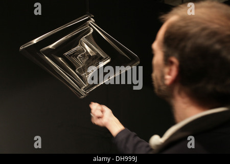 Ivan Black mette la mostra: 'punto di fuga: un cambiamento di prospettiva' sul display all'Hotel Elephant, Londra, Regno Unito. Foto Stock