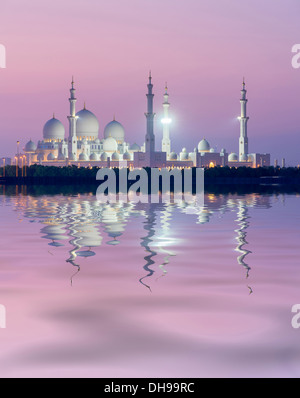 Vista serale di Sheikh Zayed Grande Moschea di Abu Dhabi Emirati Arabi Uniti Foto Stock