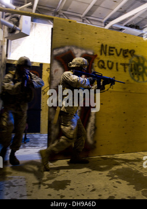 Senior Airman Arthur Moody, 91Missile delle forze di sicurezza degli stati e il Senior Airman Derrick Besser, 791st Missile delle forze di sicurezza degli stati, tatticamente passare attraverso uno scivolo house durante il 91Security Support Squadron tactical response force neofiti a Min Foto Stock