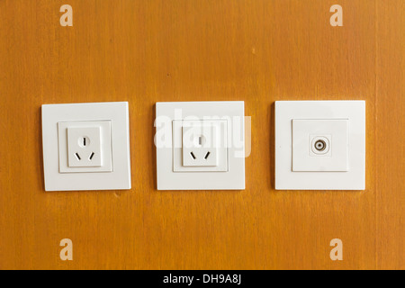 Parete elettrico connettore in corrispondenza di una parete in legno Foto Stock