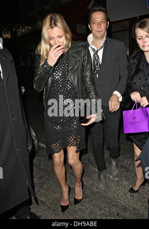 Kate Moss arriva al ristorante messicano La Bodega Negra in Soho con Jamie-Hince Londra Inghilterra - 28.03.12 Foto Stock