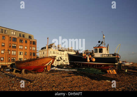 Barche di pescatori sulla spiaggia Deal Kent England Foto Stock