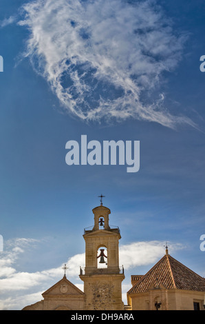 Le campane della chiesa e nuvole bianche nella città di Antequera Andalusia Spagna Foto Stock