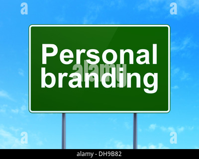 Concetto di commercializzazione: Personal Branding sul cartello stradale sullo sfondo Foto Stock
