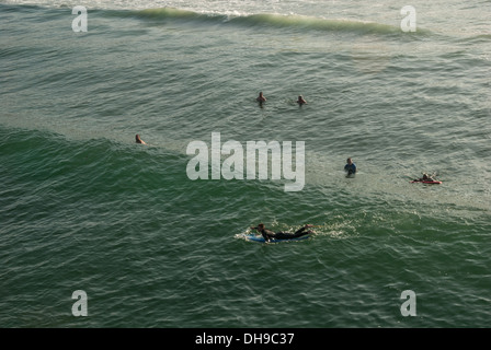 I surfisti scelgono la loro posizione mentre aspettano l'onda giusta in una mattinata d'estate a Manhattan Beach, California. (USA) Foto Stock