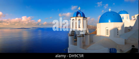 Oia, ( Ia ) Santorini - blu a forma di cupola bizantina chiese ortodosse, - greco isole Cicladi Foto Stock