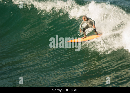 Fai surf a Manhattan Beach, California, prendendo il largo con una grande onda estiva. (USA) Foto Stock