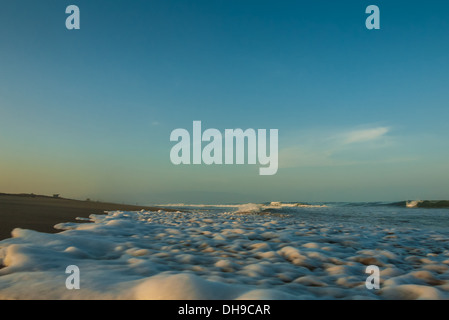 Vista bassa delle onde in arrivo alla prima luce del mattino su Manhattan Beach, California. (STATI UNITI) Foto Stock