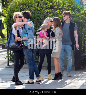 Caroline Flack con Nick Grimshaw e Aidan Grimshaw visto fuori e circa nella zona nord di Londra con amici Londra Inghilterra - 28.03.12 Foto Stock