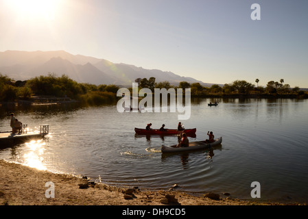 Camper canoa Roper lago a Roper lago del Parco Statale nella contea di Graham, Safford, Arizona, Stati Uniti. Foto Stock