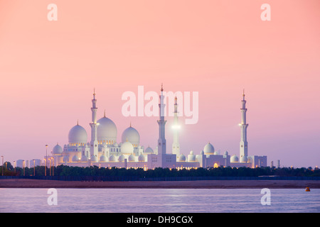 Vista serale di Sheikh Zayed Grande Moschea di Abu Dhabi Emirati Arabi Uniti Foto Stock