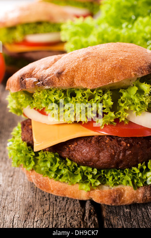 Grandi e gustosi hamburger di manzo nel tradizionale bun serbo Foto Stock