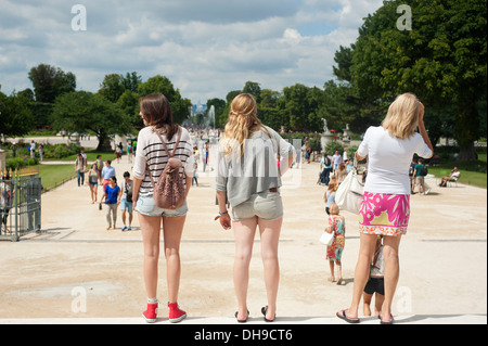 Parigi, Francia - Femmina i turisti al Jardin des Tuileries Foto Stock