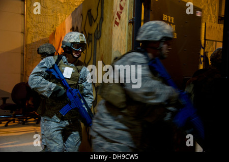 Senior Airman Derrick Besser, 791st Missile delle forze di sicurezza degli stati, esegue Close Quarters Battle casa di vetro trapani durante il Foto Stock