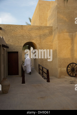 Emirati arabi a piedi attraverso il Bab Al Shams, vicino a Dubai, Emirati arabi uniti Foto Stock