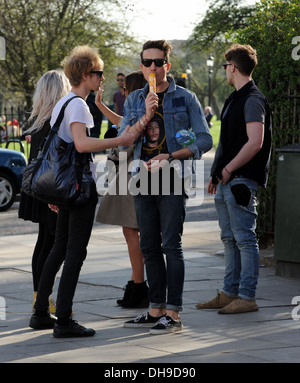 Caroline Flack con Nick Grimshaw e Aidan Grimshaw visto fuori e circa nella zona nord di Londra con amici Londra Inghilterra - 28.03.12 Foto Stock