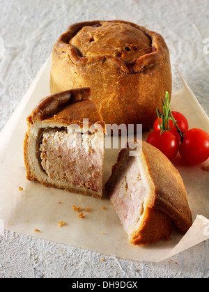 Tradizionale britannica di maiale torta di pasticceria pronto a mangiare Foto Stock