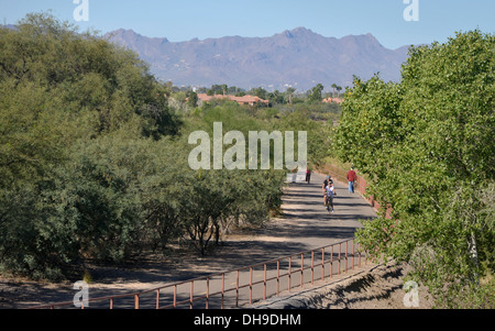 Gli appassionati di outdoor attraversano il loop al Rillito River Park a ovest della strada Craycroft in Tucson, Arizona, Stati Uniti. Foto Stock