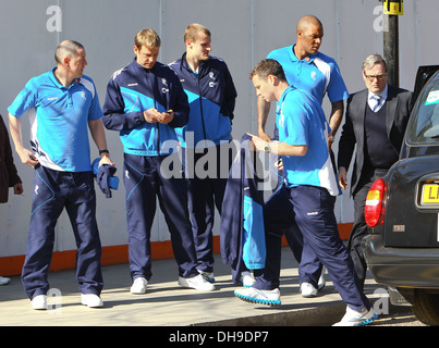 Jussi Jaaskelainen David Meteo e Zat Knight con il coaching personale di visitatori arrivano a Londra il torace ospedale per vedere il calciatore Foto Stock