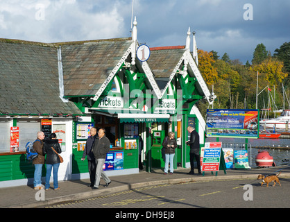 La biglietteria per gite in barca sul Lago di Windermere e Bowness Bay, Parco Nazionale del Distretto dei Laghi, Cumbria, England Regno Unito Foto Stock