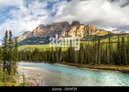 Castle Mountain emerge dalle nuvole sopra il Fiume Bow nel Parco Nazionale di Banff, Alberta (HDR) Foto Stock