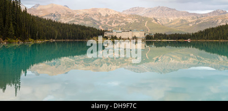 Chateau Lake Louise and the Lake Louise Ski runs reflected in the lake in Banff National Park, Alberta Foto Stock