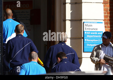 Jussi Jaaskelainen David Meteo e Zat Knight i visitatori che arrivano a Londra il torace ospedale per vedere il calciatore Fabrice Muamba chi Foto Stock