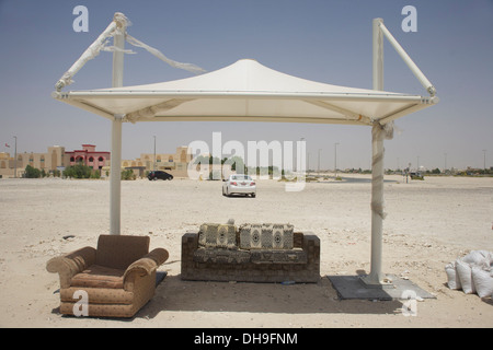 Un 'aggiornato' bus shelter in maggiore di Abu Dhabi Foto Stock