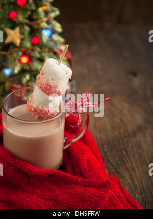 Cioccolata calda con la menta piperita caramelle marshmallows rivestito Foto Stock