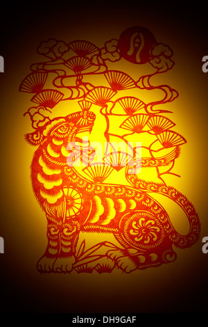 Carta tagliata zodiac tiger Foto Stock