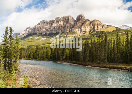 Castle Mountain emerge dalle nuvole sopra il Fiume Bow nel Parco Nazionale di Banff, Alberta Foto Stock