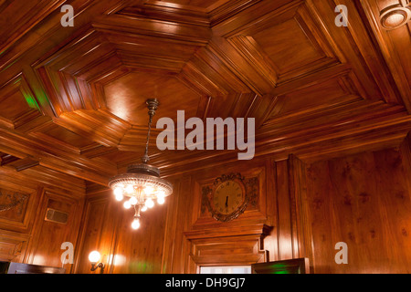 Pannello di legno sul soffitto Foto Stock