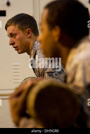 Senior Airman Arthur Moody, 91Missile delle forze di sicurezza degli stati e il Senior Airman Derrick Besser, 791st Missile forze di sicurezza Foto Stock