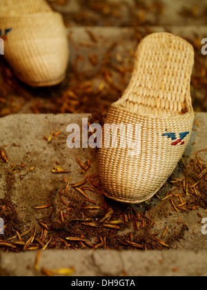 Un paio di sandali di paglia su per le scale Foto Stock