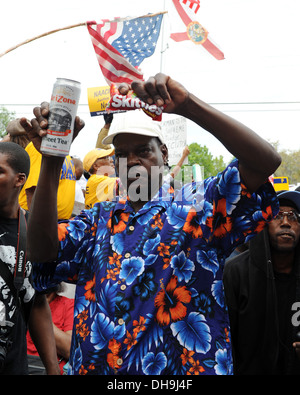 Trayvon Martin sostenitori riuniti in un NAACP rally di fronte Sanford dipartimento di polizia dopo aver marciato attraverso storicamente Foto Stock