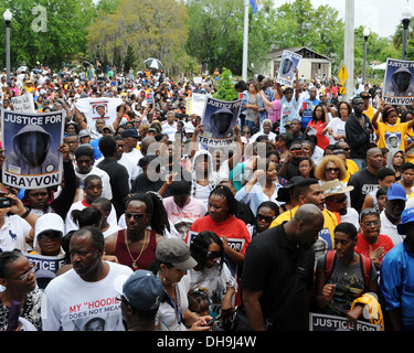 Trayvon Martin sostenitori riuniti in un NAACP rally di fronte Sanford dipartimento di polizia dopo aver marciato attraverso storicamente Foto Stock