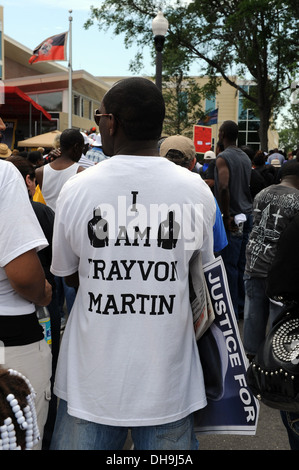 Trayvon Martin sostenitori riuniti in un NAACP rally di fronte Sanford dipartimento di polizia dopo aver marciato attraverso storicamente Foto Stock