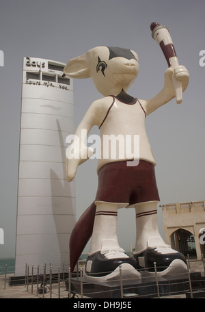 Il Qatar 2022 World Cup mascotte e orologio per il conto alla rovescia sul lungomare di Doha Foto Stock